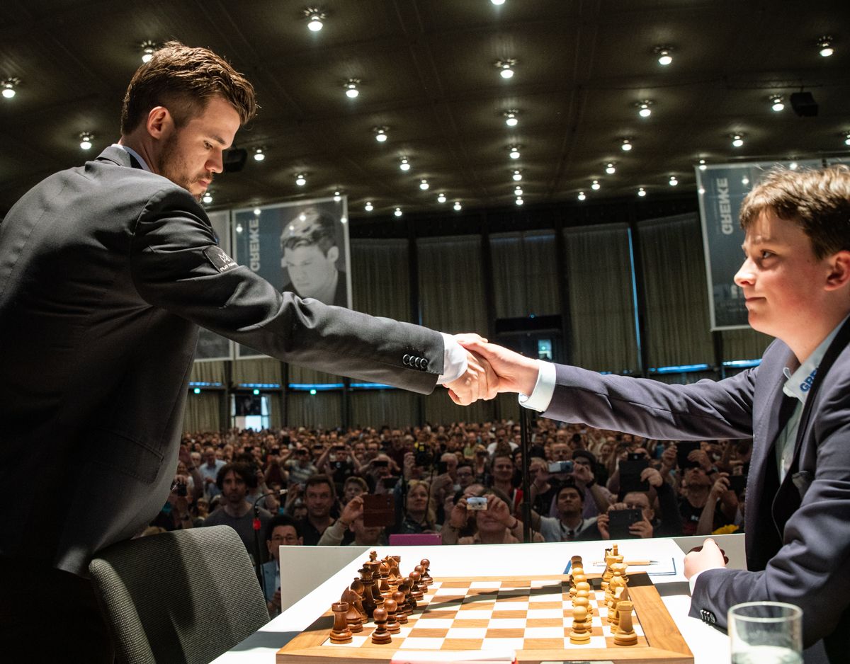 Keymer loses to Carlsen in R1 of the Grenke Classic in marathon game despite late winning chance.