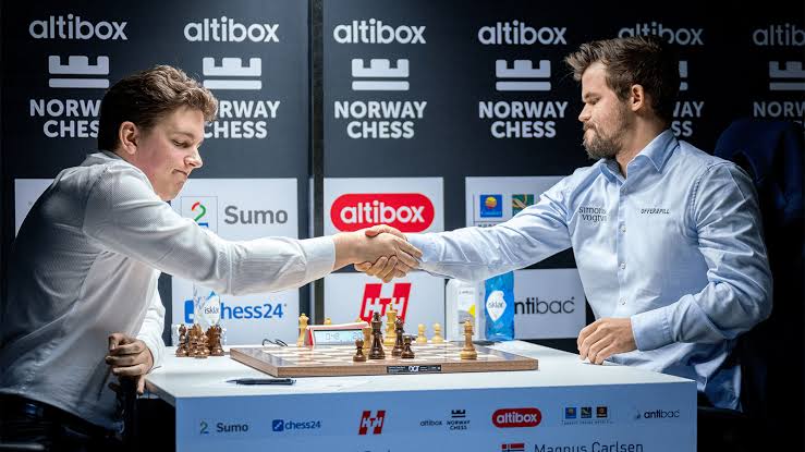 Duda beats Carlsen in R5 of Norway Chess 2020.
